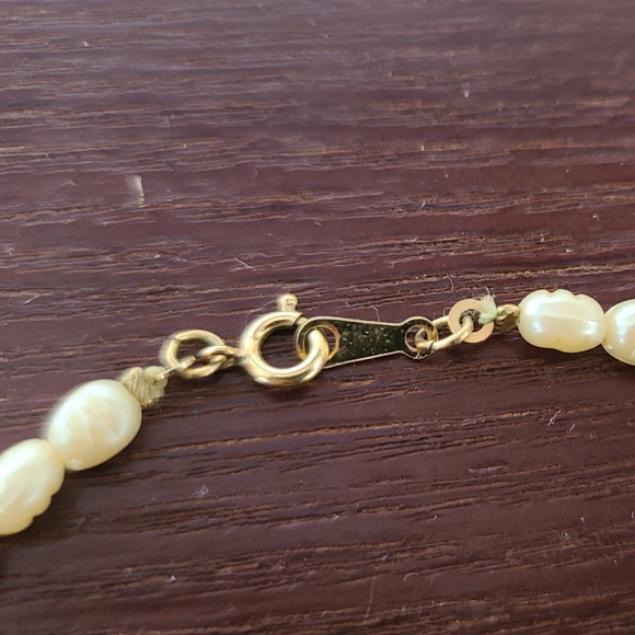 Pearl Necklace with Golden Flower Detailing - Picture 4 of 4